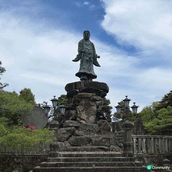 行入兼六園，第一眼未見到徽軫燈籠，反而先被眼前呢幅「水鏡」吸...