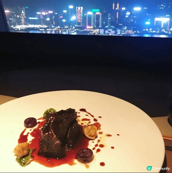 這間餐廳可以看到維港景色之餘，食物高質又高貴，侍應態度專業，...