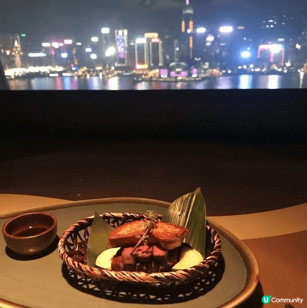 這間餐廳可以看到維港景色之餘，食物高質又高貴，侍應態度專業，...