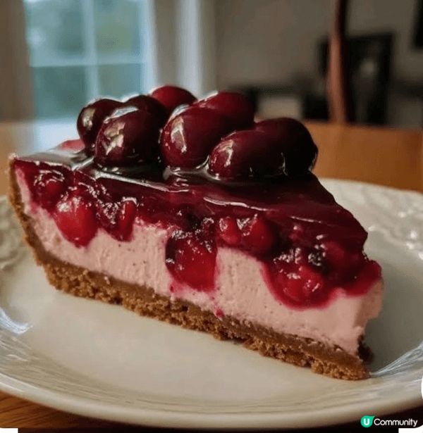 這張照片是我親手製作的櫻桃芝士蛋糕，底層是香脆餅乾，搭配濃郁...