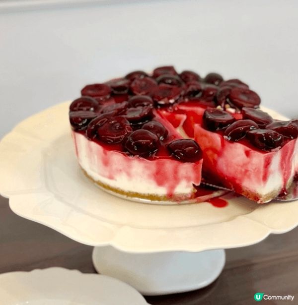 這張照片是我親手製作的櫻桃芝士蛋糕，底層是香脆餅乾，搭配濃郁...