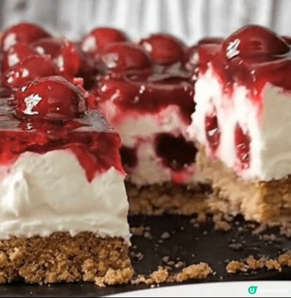 這張照片是我親手製作的櫻桃芝士蛋糕，底層是香脆餅乾，搭配濃郁...