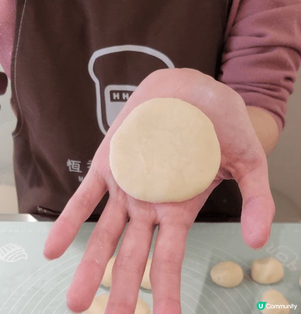 之前參加咗恆香烘焙工作坊 ，製作酥皮QQ麻糬肉鬆酥🥰，睇著老...