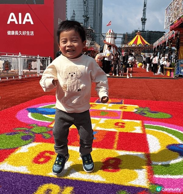 即使小小朋友未夠高度參加機動遊戲/攤位遊戲，場內有不少免費打...