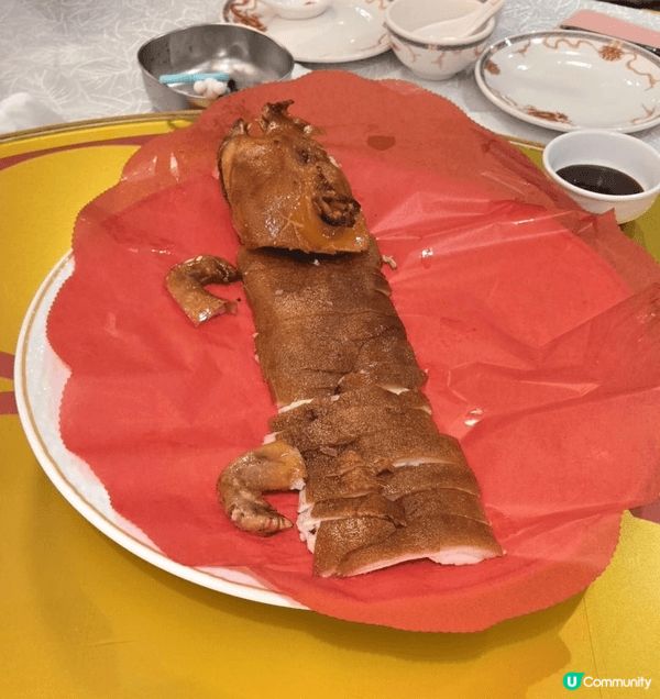 我推薦大家去紅磡廣場稻香晏會廳既鴻運乳豬，層皮脆卜卜，點埋甜...