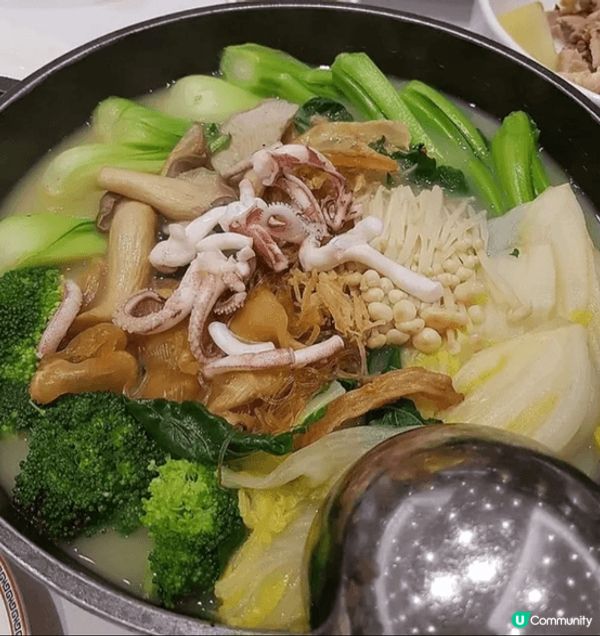 我推薦大家去紅磡廣場稻香晏會廳既鴻運乳豬，層皮脆卜卜，點埋甜...
