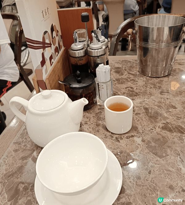 首次一個人在有名堂食早餐，走進餐廳自由搵位，目測平日坐滿8成...