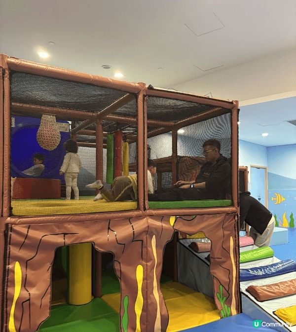 調景嶺體育館有個免費室內放電好去處，全場有冷氣，最正係地板同...