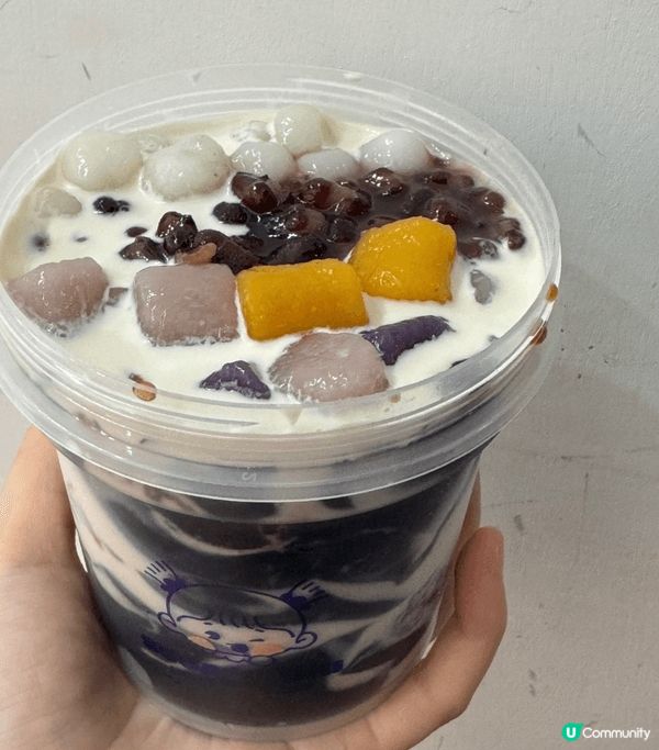行荃灣，經過一間叫甜西施嘅甜品舖，都好多人排隊，我同朋友買咗...