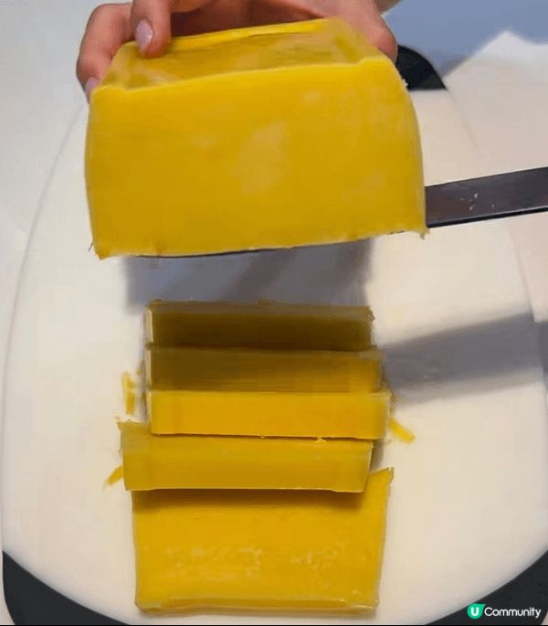 農曆新年一定要食年糕，之前買左奶黃年糕，先切片煎兩面，然後放...