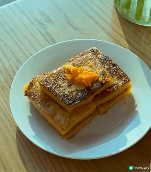 農曆新年一定要食年糕，之前買左奶黃年糕，先切片煎兩面，然後放...