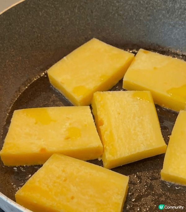 農曆新年一定要食年糕，之前買左奶黃年糕，先切片煎兩面，然後放...