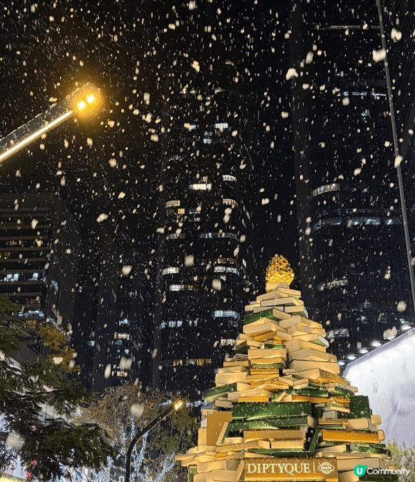 深圳萬像天地嘅聖誕裝飾真係好正！ 書本聖誕樹夠曬文藝，入面打...