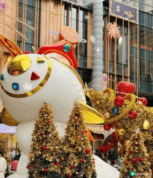 深圳萬像天地嘅聖誕裝飾真係好正！ 書本聖誕樹夠曬文藝，入面打...