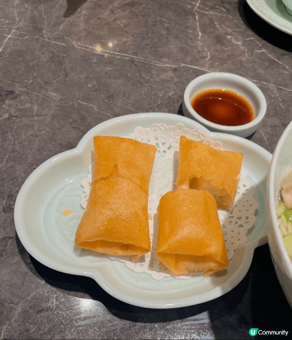 這三張美食照片都在香港拍攝，分別記錄了本地餐廳的太湖鱔絲菜飯...