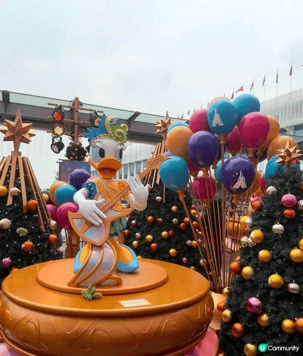 今年中環海傍有旅發局搞嘅冬日小鎮，20米高巨型聖誕樹好耀眼，...