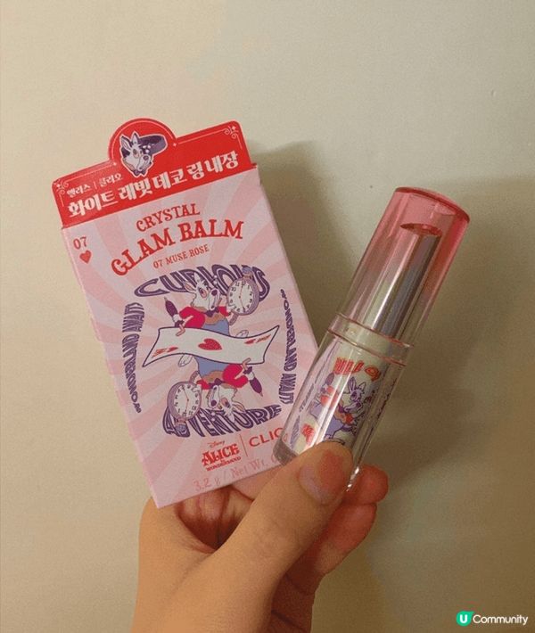 呢隻唇膏質地水潤💧而且不黏膩👄可以營造出仙氣十足嘅透亮光澤感...