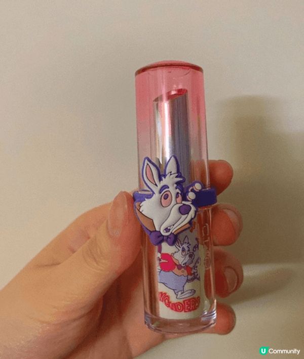 呢隻唇膏質地水潤💧而且不黏膩👄可以營造出仙氣十足嘅透亮光澤感...