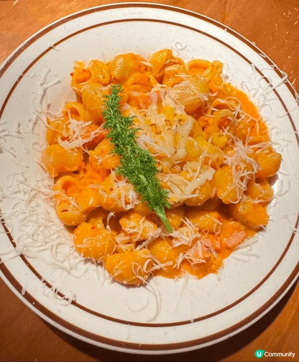 我十分推薦這間位於上環的手工意粉的餐廳，這是性價比高的人龍店...