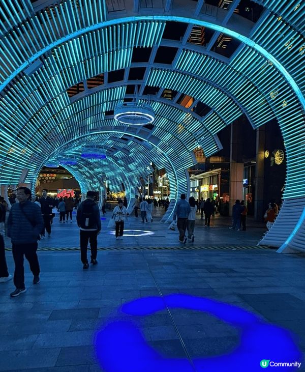 深圳灣夜景真係好靚,，喺海邊望過去，高樓一棟棟，著滿晒燈，好...