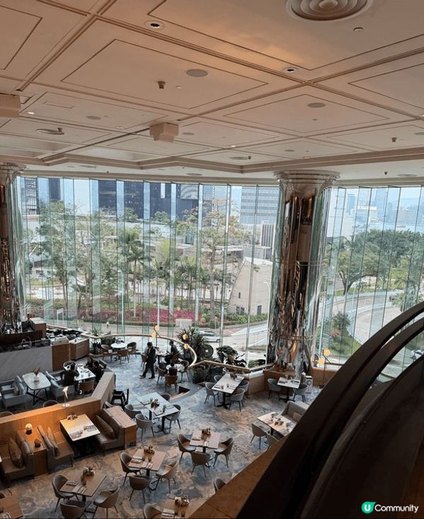 金鐘JW萬豪酒店嘅自助餐，環境真係無得頂！樓底高，空間感十足...