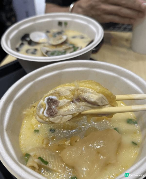 嚟到觀塘東廣場嘅「雞胗花膠雞米線專門店」，主打滋補花膠雞，今...