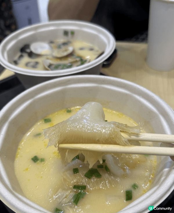 嚟到觀塘東廣場嘅「雞胗花膠雞米線專門店」，主打滋補花膠雞，今...