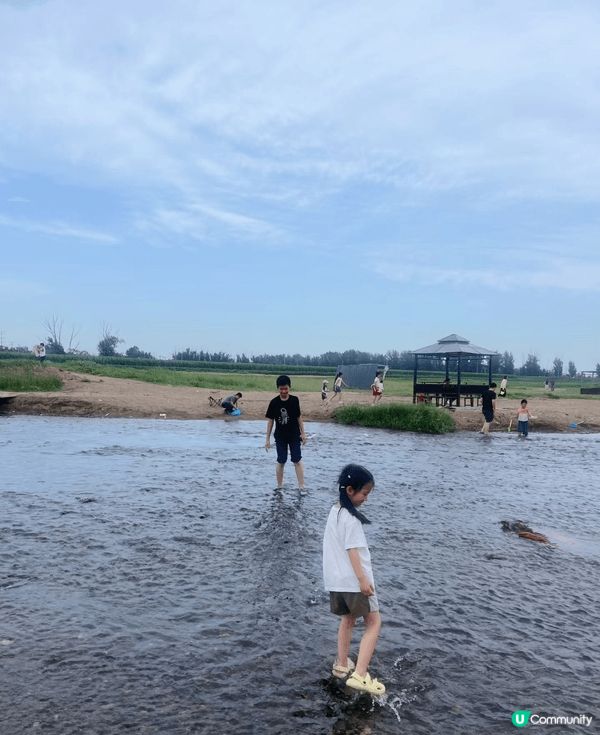 暑假就係要畀小朋友盡情放電！睇住佢哋喺溪水入面潑水、捉魚仔，...