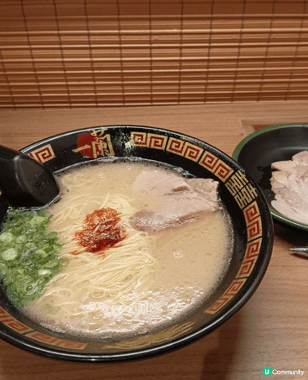 图片系两家唔同嘅店铺，有一间是日本拉面，看起来很清淡，但是味...