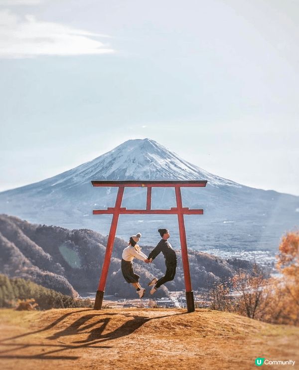 當日在富士山下的鳥居⛩️拍攝照片，自拍拖以來都喜歡「跳到世界...