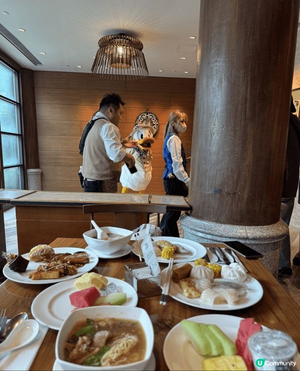 去迪士尼食自助餐，真係視覺同味覺嘅雙重享受😄！食物方面，冰鎮...