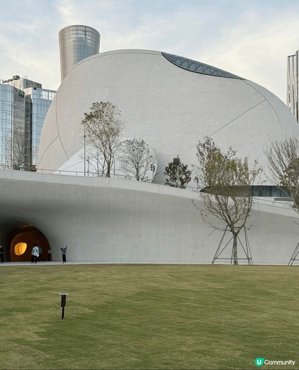 深圳灣文化廣場係深圳嘅新文化地標，2025年尾開幕，成個廣場...