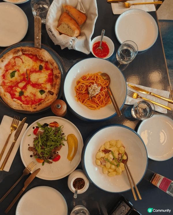 之前和朋友去酒吧聚会，西餐厅朋友跨年聚餐