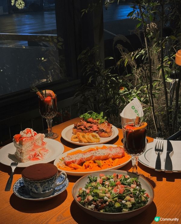 之前和朋友去酒吧聚会，西餐厅朋友跨年聚餐