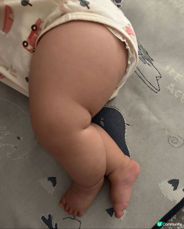 8個月大嘅姪女，對大脾真係好好肉❤️，手瓜起展，成日揸實拳頭...