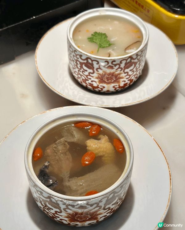 綠茶餐廳主打新浙菜，店內裝潢好有心思，大圍分店門外佈置到有架...