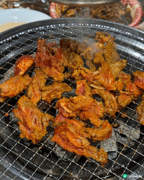 呢間深圳「那家小牛」主打東北泥爐烤肉，個炭火泥爐夠晒地道，烤...