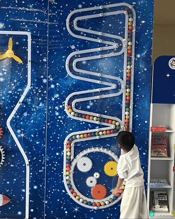 呢間喺深圳新橋藝術中心東樓，周二至日9點開到9點，免費入場仲...