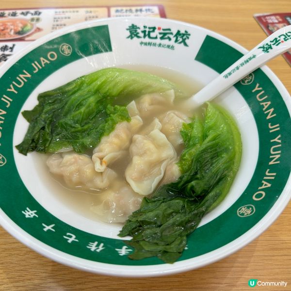 在蓮塘口岸商業城想食少少野先返香港，見到門口排長龍的「袁記雲...