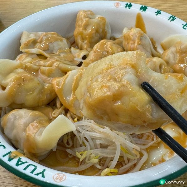 在蓮塘口岸商業城想食少少野先返香港，見到門口排長龍的「袁記雲...