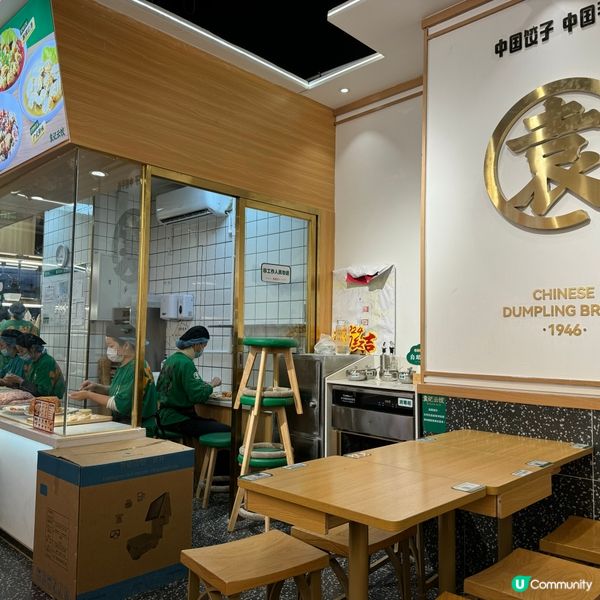 在蓮塘口岸商業城想食少少野先返香港，見到門口排長龍的「袁記雲...