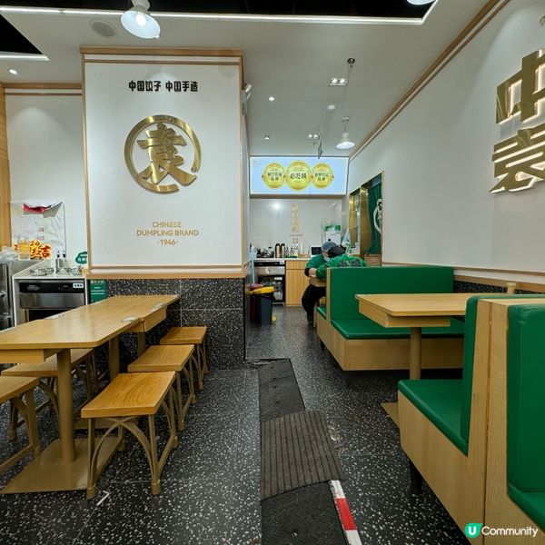 在蓮塘口岸商業城想食少少野先返香港，見到門口排長龍的「袁記雲...