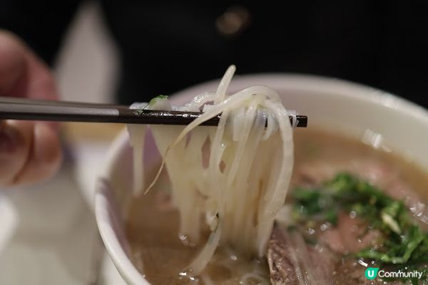 Le Viet 主打新派越菜，菜式做得精緻，價錢抵食足料，越式生牛河、牛油焗大頭蝦、椰青海鮮焗飯及金不換白酒煮蜆都是招牌菜。 THE ONE 消費券優惠 尖沙咀美食攻略 牛肉湯河 法包 串燒 牛腩咖哩