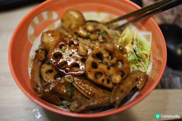 呢間喺將軍澳新開嘅滷水店充滿台灣風味，特別推介台式手撕鹽水雞，雞皮爽滑，雞肉鮮嫩多汁，咸香微辣夠哂惹味，絕對係正宗台灣美味！而打淥滷汁拌粉 青衣城 寶林新都城美食攻略2023 好去處 滷肉飯 便當