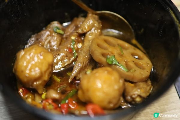 呢間喺將軍澳新開嘅滷水店充滿台灣風味，特別推介台式手撕鹽水雞，雞皮爽滑，雞肉鮮嫩多汁，咸香微辣夠哂惹味，絕對係正宗台灣美味！而打淥滷汁拌粉 青衣城 寶林新都城美食攻略2023 好去處 滷肉飯 便當