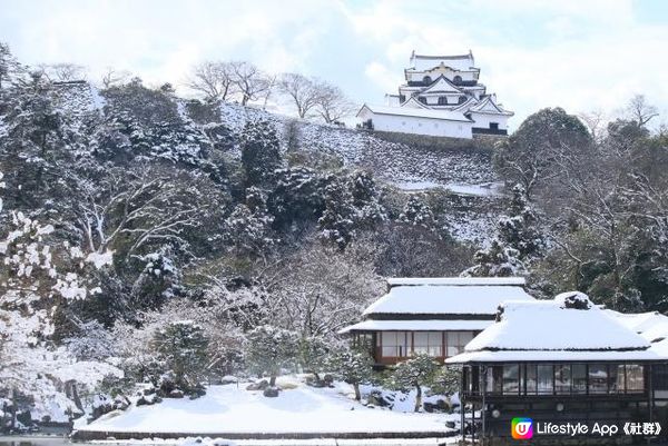 冬天下雪時的彥根城