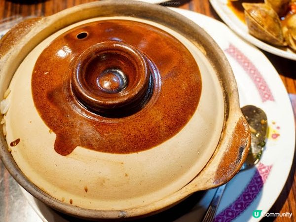 大家對大排檔的印象是不是頗吵鬧，然後很多桌子都放在馬路邊那樣...