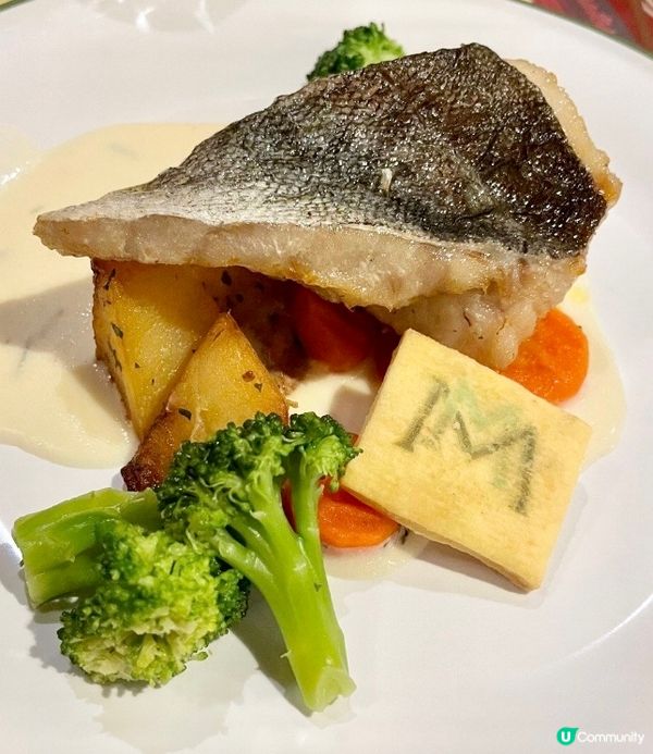 香煎魚配燒薯，用左檸檬牛油汁，微酸好特別～魚柳都幾大塊～魚肉...