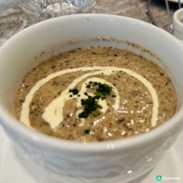 黑松露忌廉蘑菇湯，黑松露味道超級濃郁，湯底濃稠口感豐富