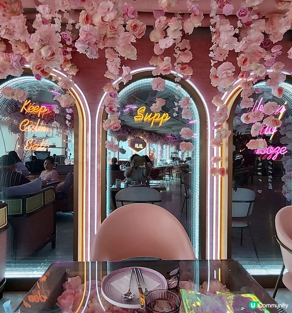 粉紅色系列，以花入饡，童話式的場面好浪漫，好適合女仔打卡，而...